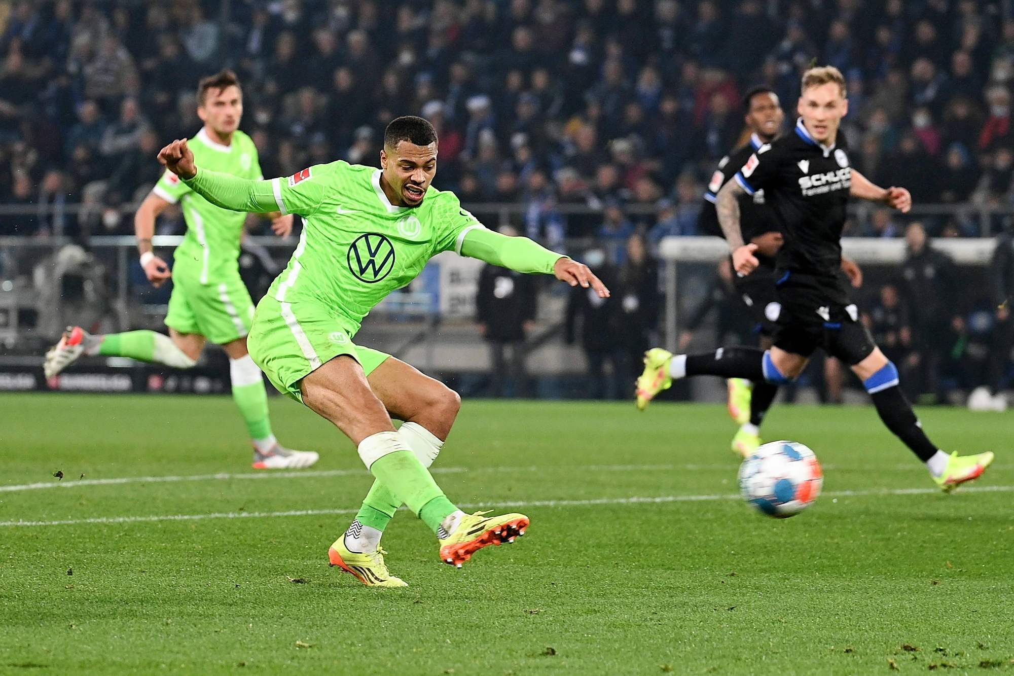 还突显了他 还突显了他