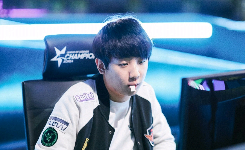 压至反手位 压至反手位